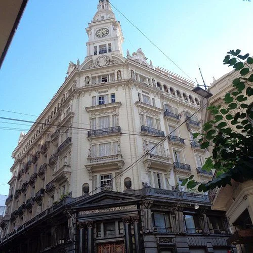frente del edificio fuentes