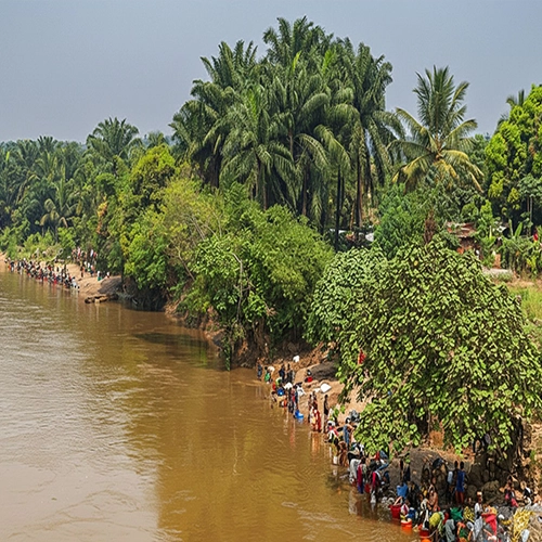 mbuji-mayi-river-congo-bank-people-washing
